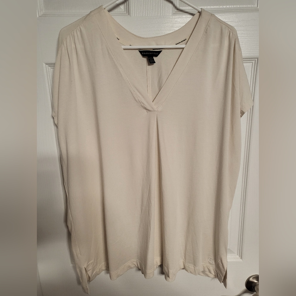 Banana Republic Cream V-Neck Short Sleeve Top